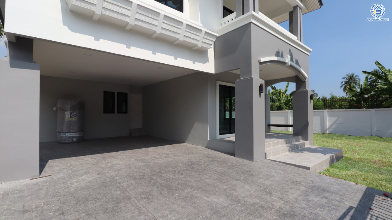 บ้านมือสองตกแต่งใหม่ ม.ราชพฤกษ์ บางบอน4 หลังมุม ตกแต่งหรูหรา ดีไซน์ Classic เนื้อที่ 103.1 ตร.ว. ฟังก์ชัน 3 ห้องนอน 3 ห้องน้ำ จอดรถได้ 4 คัน พื้นที่สนามหญ้าด้านข้างกว้างกว่า 242 ตร.ม. บนทำเลศักยภาพ เชื่อมต่อหลายเส้นทาง ใกล้เดอะมอลล์บางแค จุดขึ้นทางด่วน "เพชรเกษม" และรถไฟฟ้าสายสีน้ำเงิน "สถานีหลักสอง"